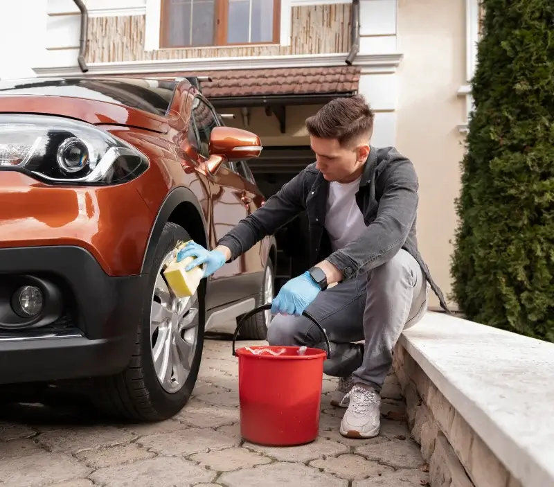 Lavage auto à domicile Sainte-Croix-du-Verdon : professionnel intervenant sur un véhicule